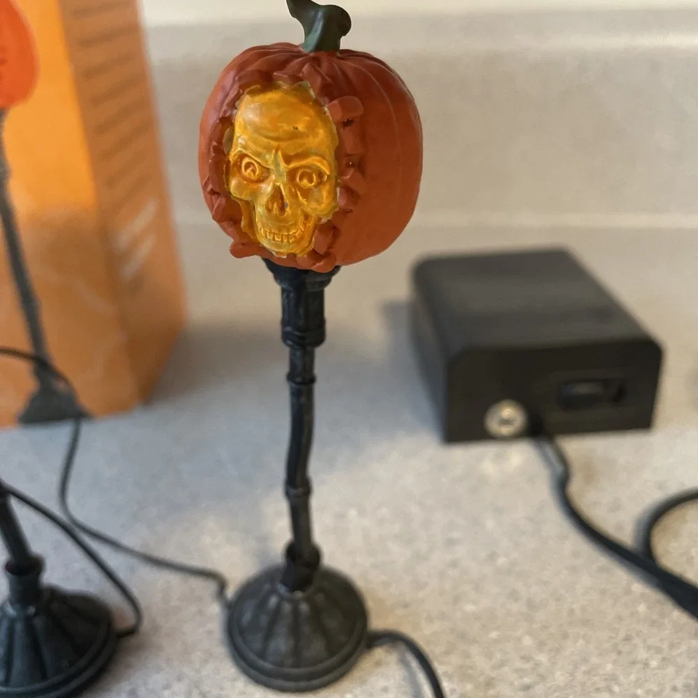 Dept. 56 Halloween Village Accessory EVIL PUMPKIN LAMPPOST Lamp Post 4033847